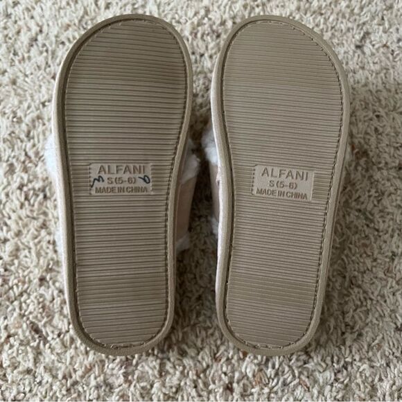 Alfani fuzzy tan slippers Sz Small NWOT - Picture 6 of 9